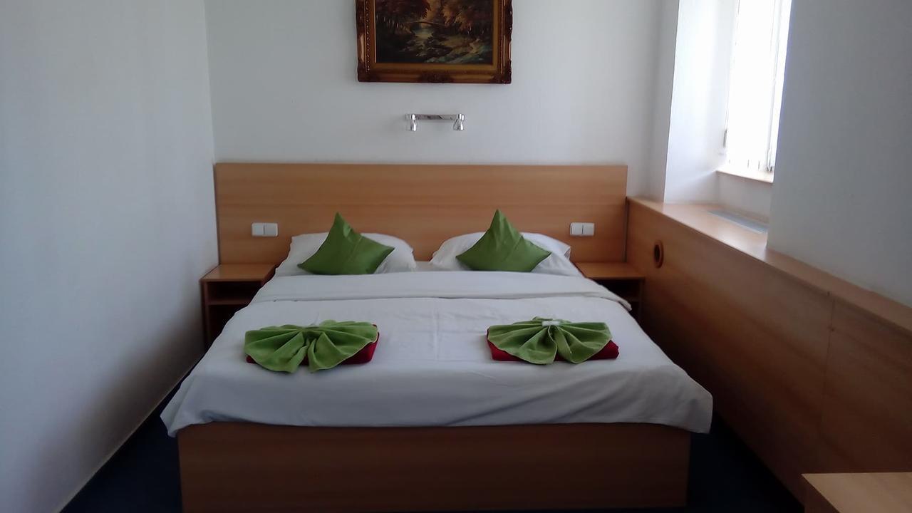 Hotel O.K. 1 Бероун Екстериор снимка